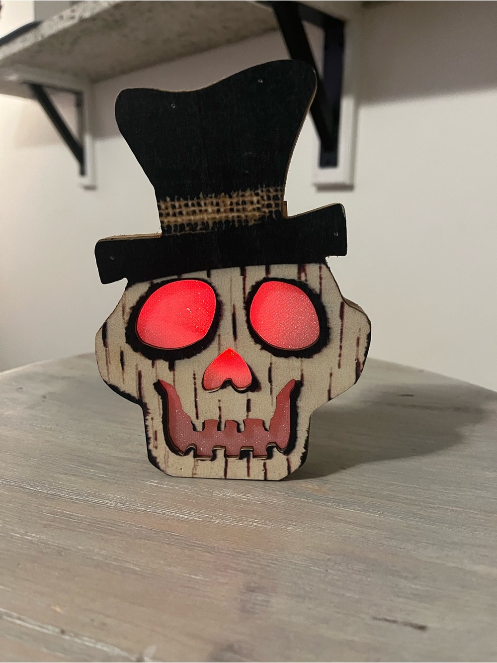 Wooden Skull Decor with Top Hat and multiple flashes colors